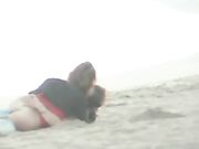 Amateur coupled spied and caught doing sex at the beach